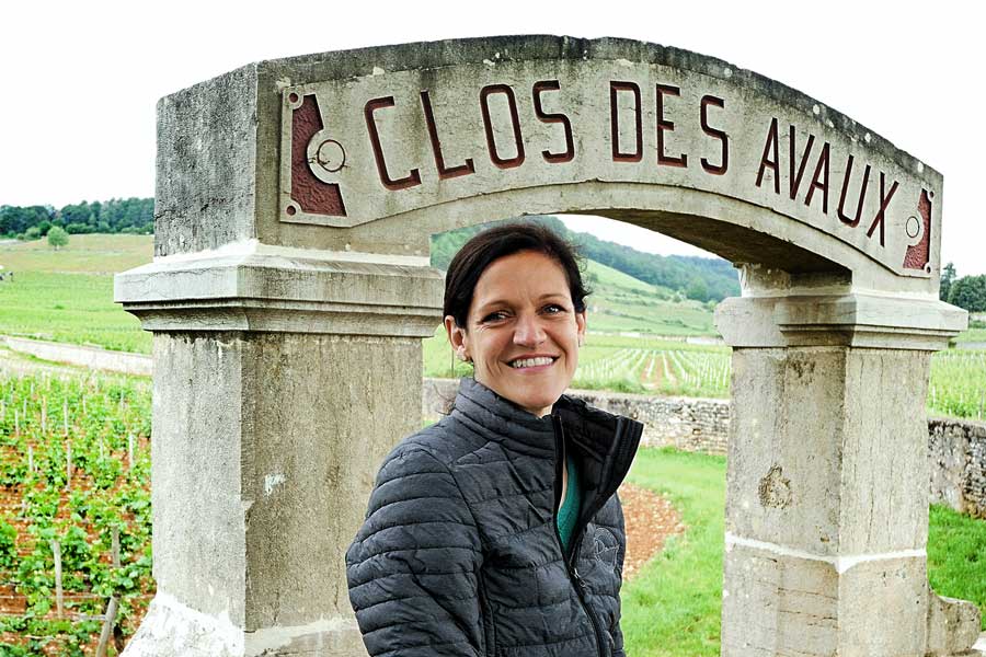Ludivine Griveau, régisseur du Domaine des Hospices de Beaune devant le célèbre Clos des Avaux, l'un des nombreux vins vendus aux enchères chaque année.